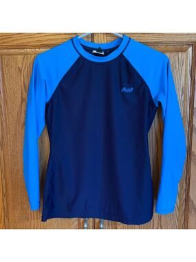 Roots long sleeve shirt size M🥰